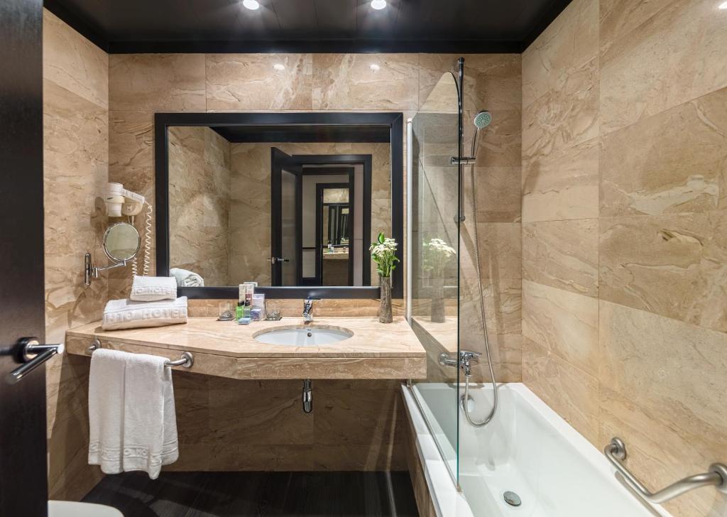 Modern 4-Star Hotel in Barcelona Near La Rambla | H10 Madison Barcelona