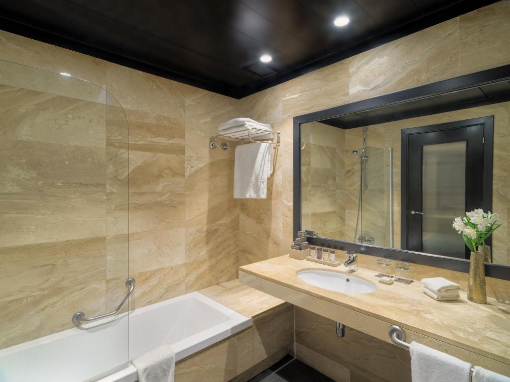 Modern 4-Star Hotel in Barcelona Near La Rambla | H10 Madison Barcelona