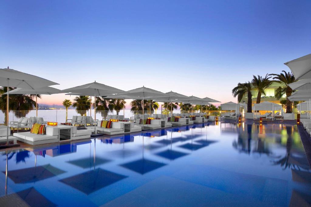 Luxury 5-Star Hotel in Barcelona with Sea Views | W Barcelona